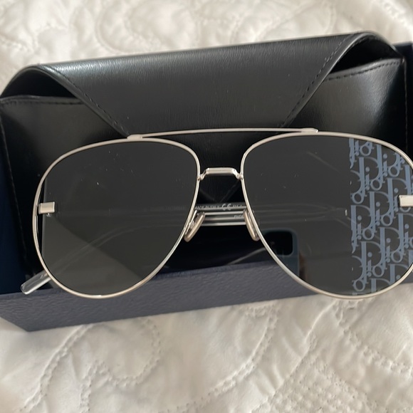 Gorgeous Brand New Christian Dior with Logo - Picture 3 of 6